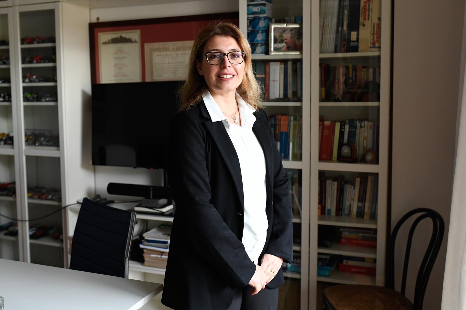 foto anna milone in piedi